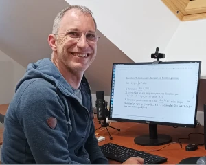 photo du professeur au travail, au format plus petit